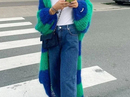 Gemütlicher gestreifter übergroßer Strickcardigan