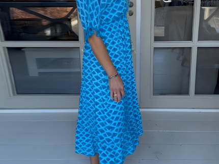 Elegantes Hochtailliertes Kleid