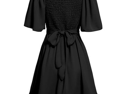Verspieltes Rüschen-Minikleid mit gebundener Taille und ausgestellten Ärmeln