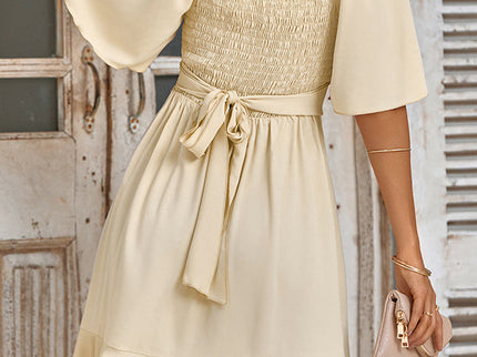 Verspieltes Rüschen-Minikleid mit gebundener Taille und ausgestellten Ärmeln