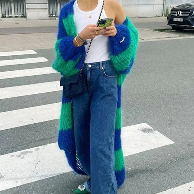 Gemütlicher gestreifter übergroßer Strickcardigan