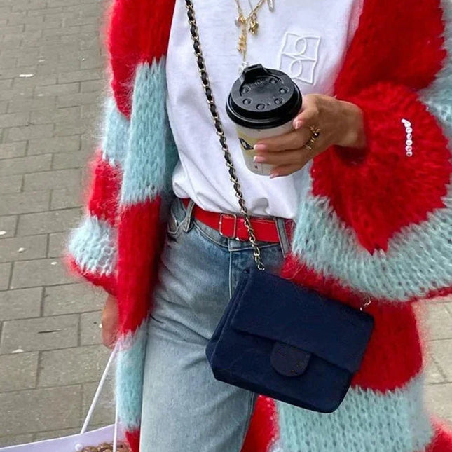 Gemütlicher gestreifter übergroßer Strickcardigan