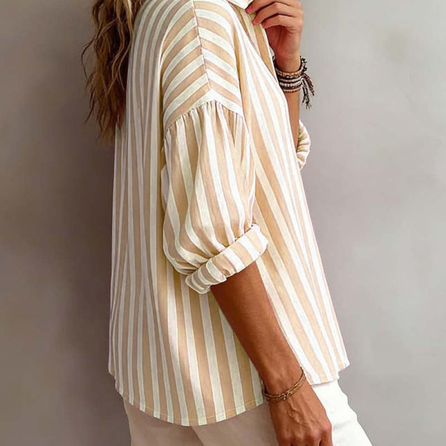 Legere gestreifte Bluse mit Kragen